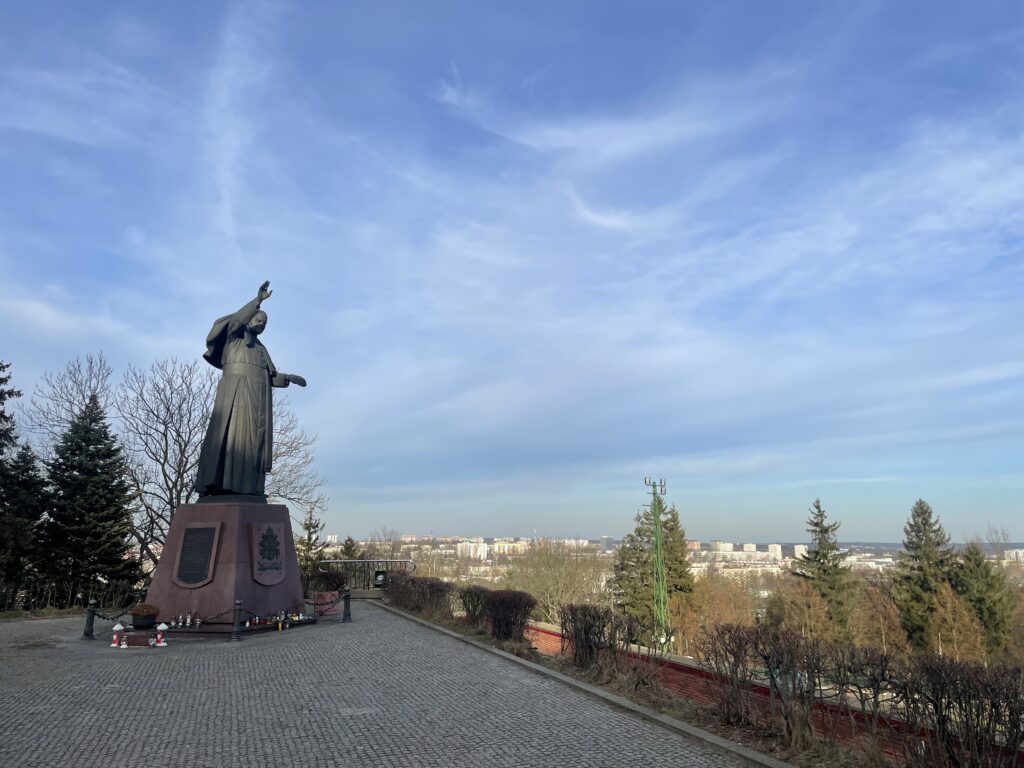 La statue de Saint Jean-Paul II à l'entrée du sanctuaire de Jasna Gora