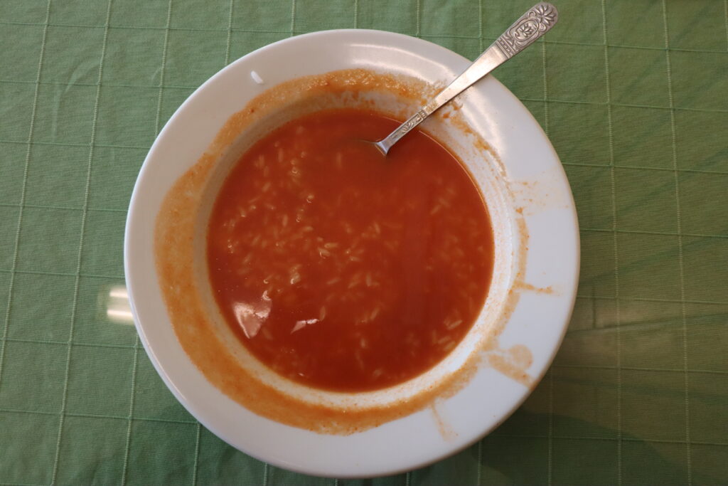 Une soupe traditionnelle à la tomate et au riz. Efficace et pas cher. 