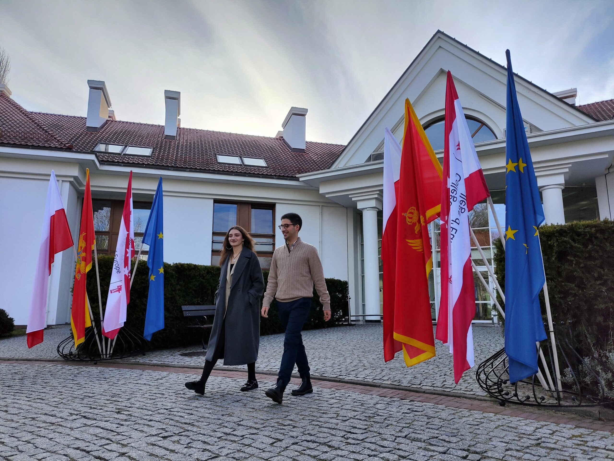 Anna Sahakyan et João Antunes marchent vers l'entrée d'un bâtiment du Collège d'Europe à Natolin (Varsovie).