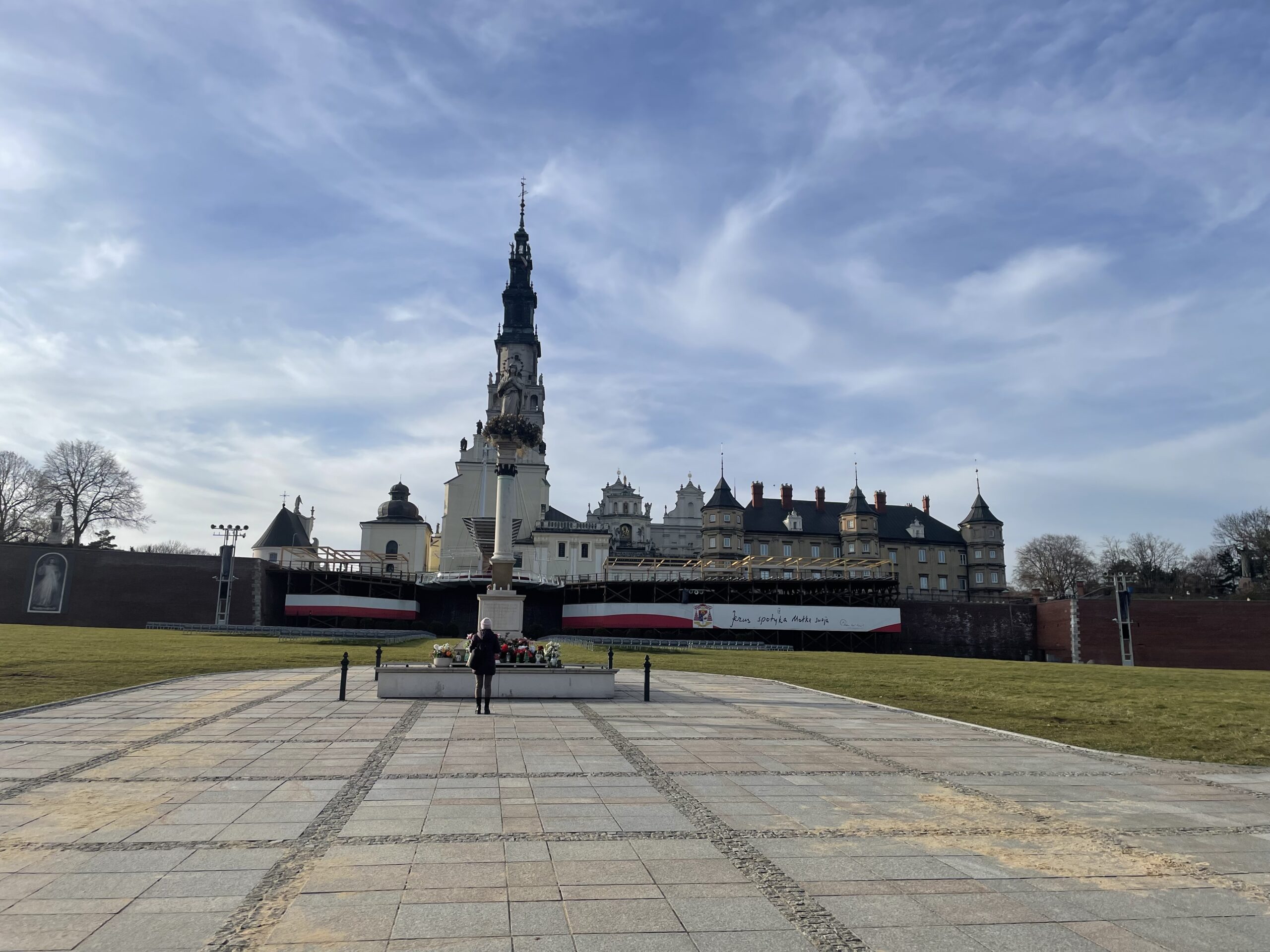 “Jasna Gora est peut-être moins important vu des grandes villes, mais les Polonais des campagnes et des petites villes viennent beaucoup ici”, détaille Pawel, 30 ans. Lui est venu par “gratitude”, pour rendre grâce pour son voyage en Australie. Sa mère aussi est venue pour prier, et a fait dire une messe pour confier ses intentions à la Vierge. Les fidèles sont nombreux à le faire, et donnent souvent généreusement à l'Eglise, sans toutefois être obligés. Les milliers d’objets pieux et de chapelets accrochés aux murs de la chapelle de la Vierge témoignent des grâces exaucées. “Il y a des personnes qui ont vécu des accidents, et qui priaient à ce moment-là et qui ont été sauvés. Ils viennent remercier la Vierge noire”. Bien qu’elle ne soit jamais apparue ici, “beaucoup ressentent sa puissance particulière” dans cet endroit.